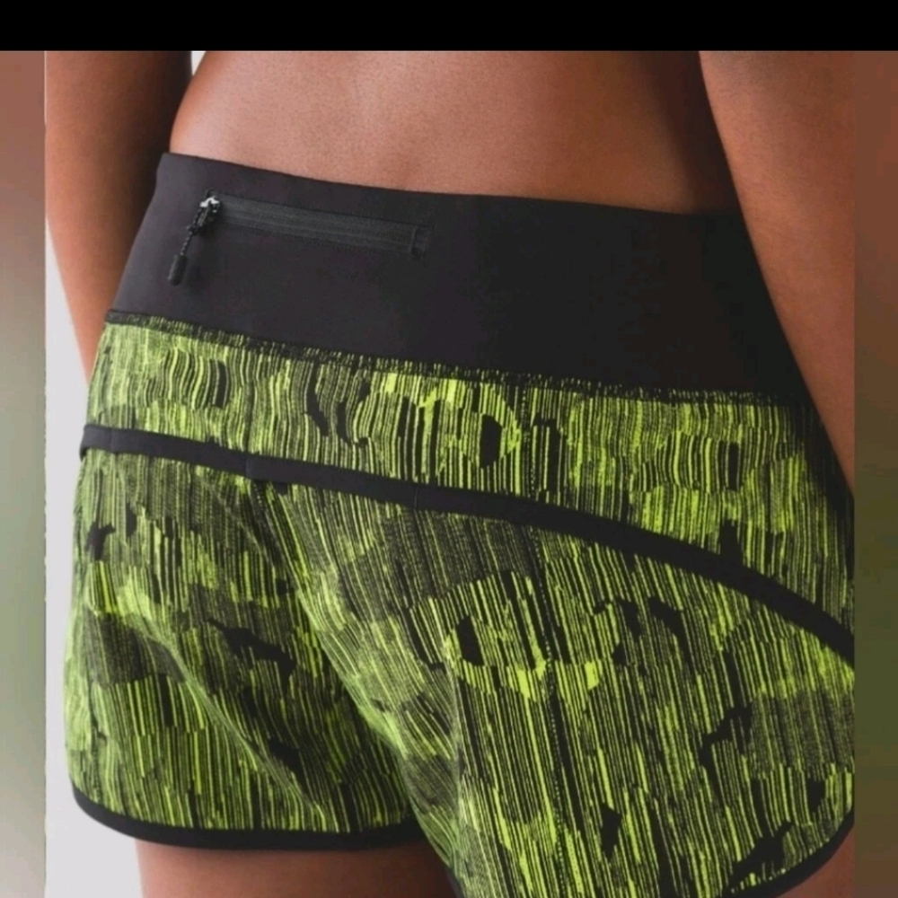 Lululemon down pour line light/ black speed shorts (2.5) size 8 - Picture 7 of 8